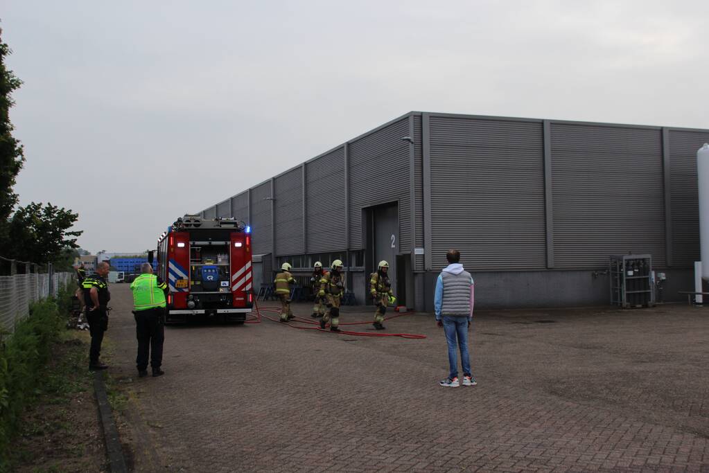 Bedrijfspand vol rook door brand