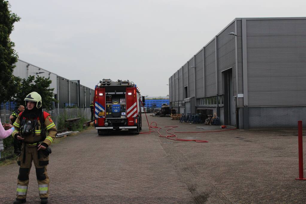 Bedrijfspand vol rook door brand