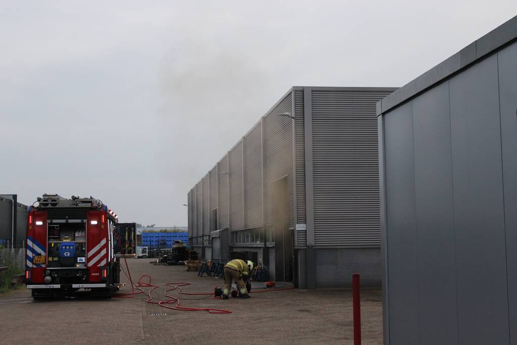 Bedrijfspand vol rook door brand