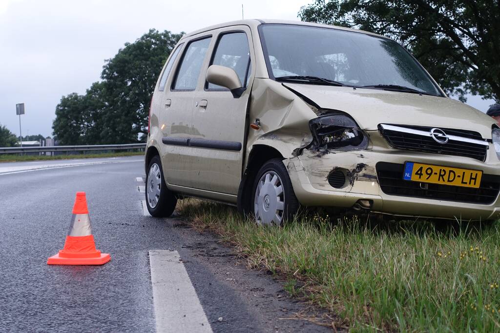 Automobilist rijdt tegen vangrail