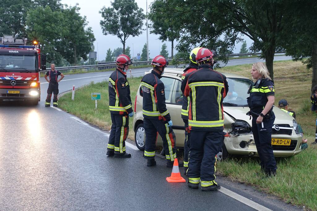 Automobilist rijdt tegen vangrail