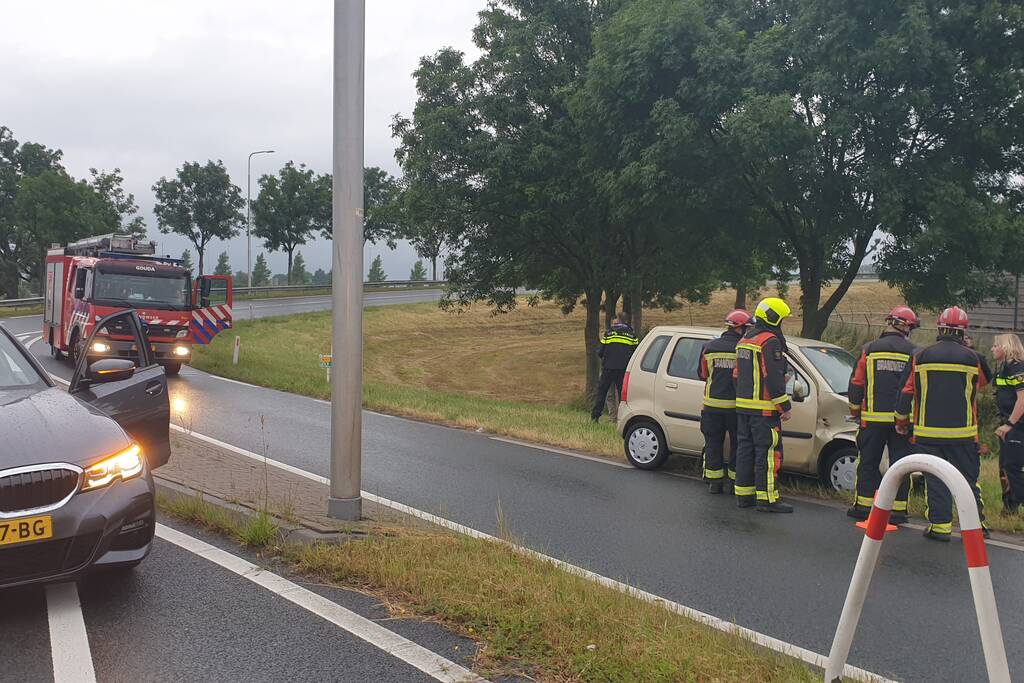 Automobilist rijdt tegen vangrail