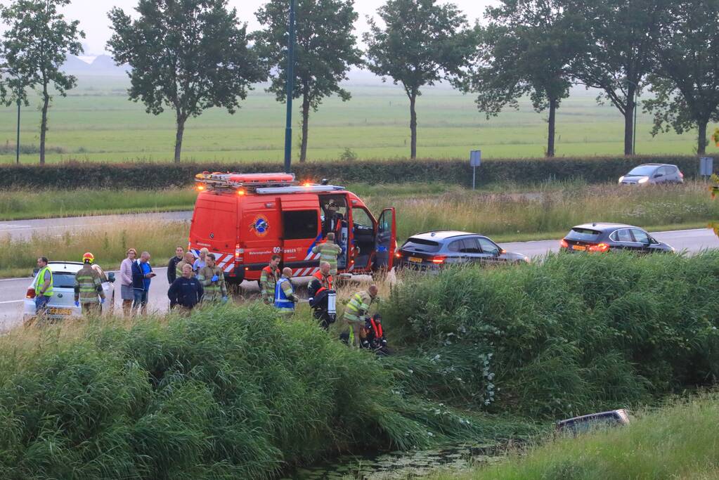 Persoon gered uit te water geraakte auto