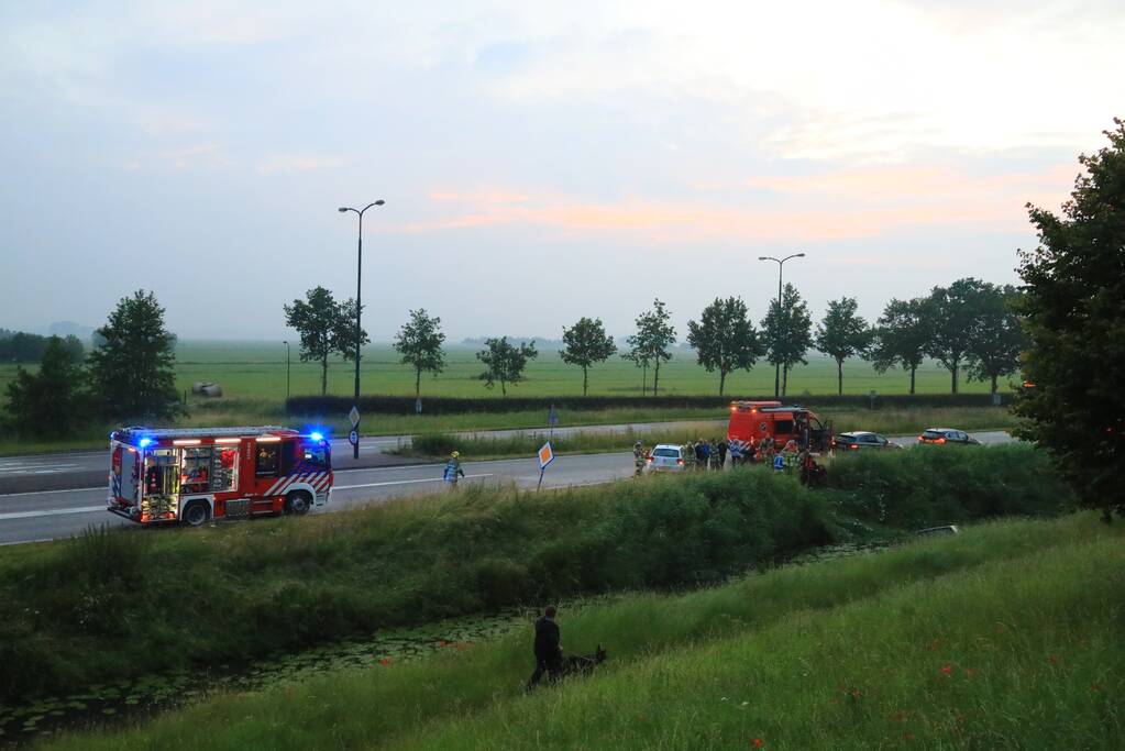 Persoon gered uit te water geraakte auto