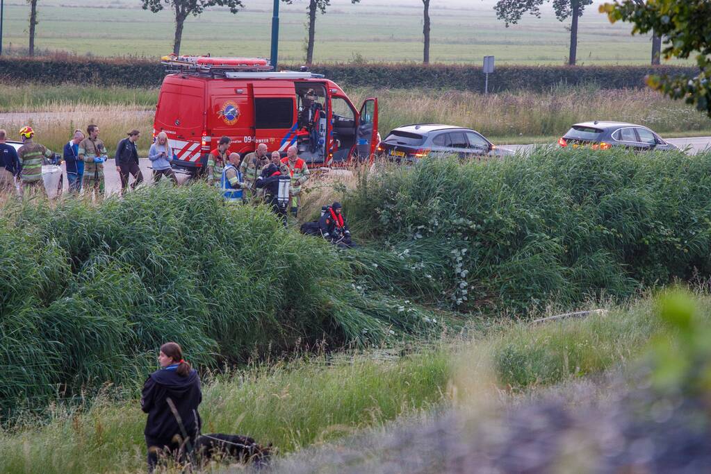 Persoon gered uit te water geraakte auto