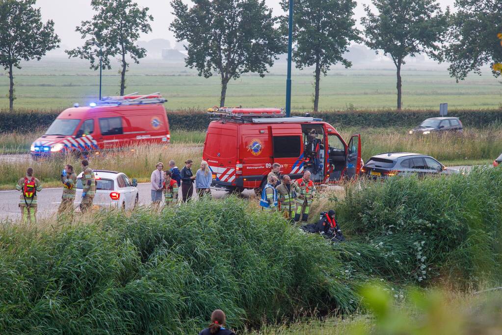 Persoon gered uit te water geraakte auto