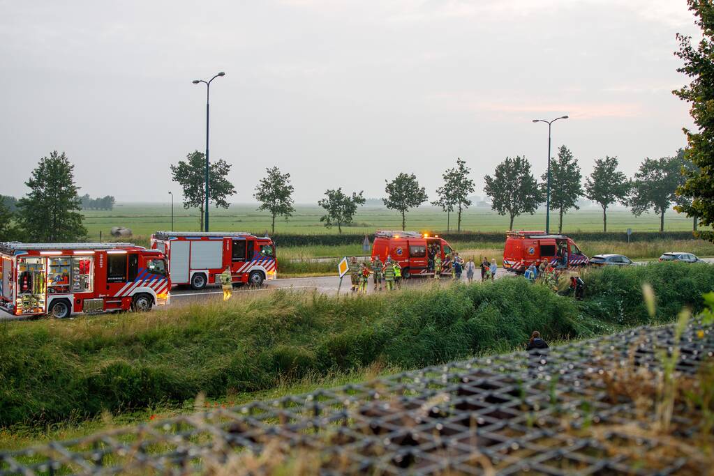 Persoon gered uit te water geraakte auto