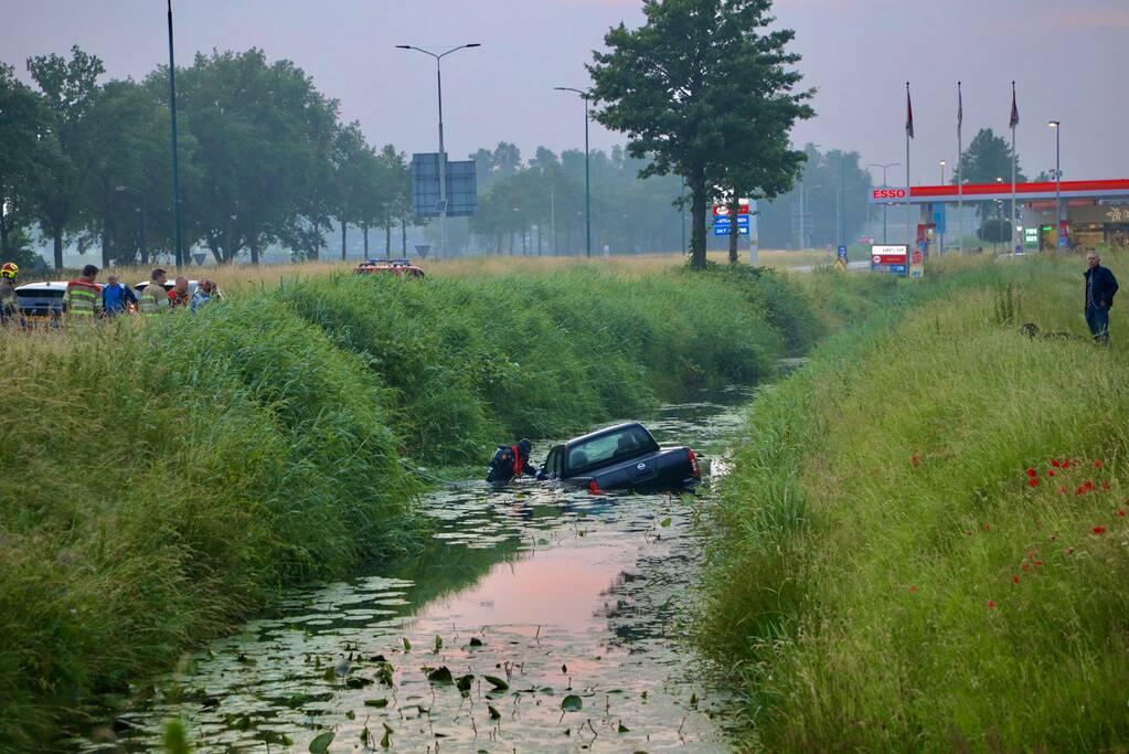 Persoon gered uit te water geraakte auto