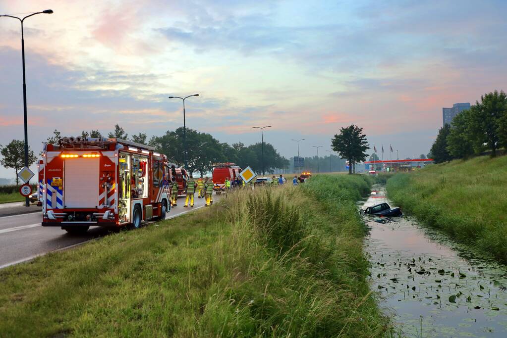Persoon gered uit te water geraakte auto