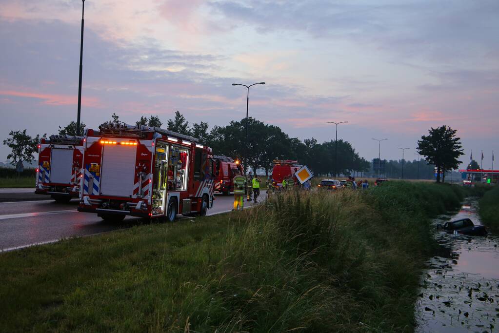 Persoon gered uit te water geraakte auto