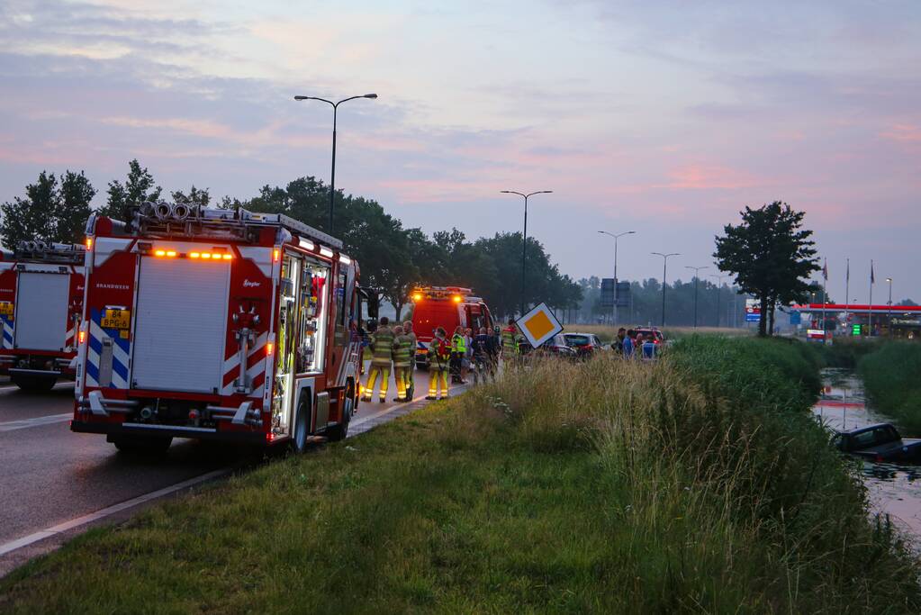 Persoon gered uit te water geraakte auto