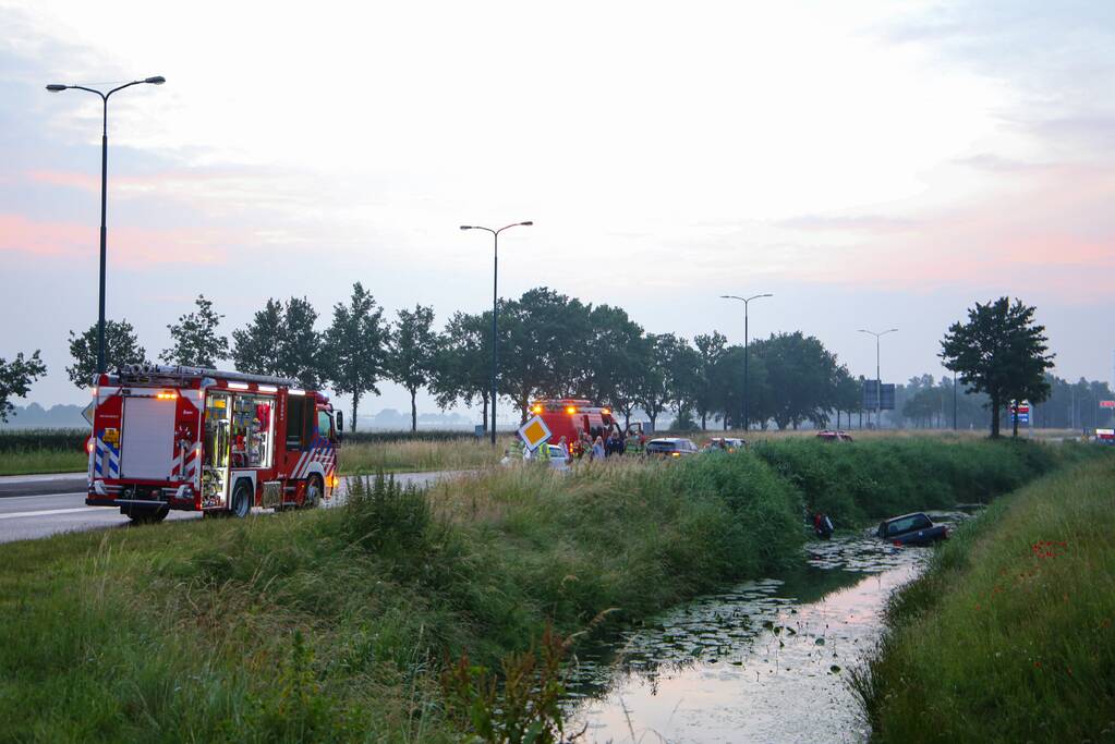 Persoon gered uit te water geraakte auto