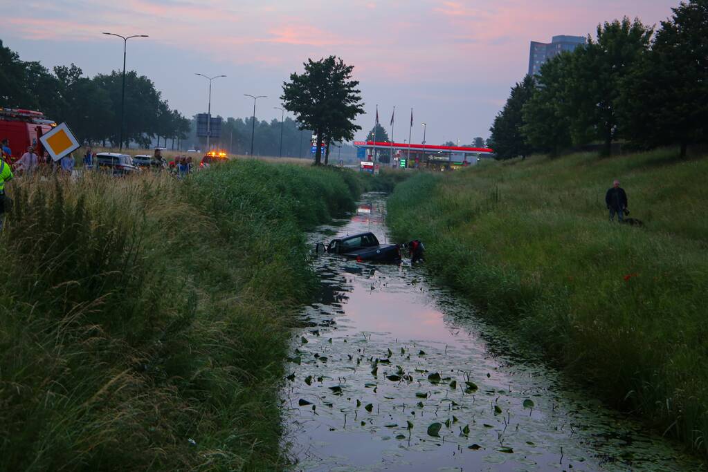 Persoon gered uit te water geraakte auto
