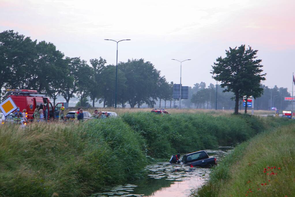 Persoon gered uit te water geraakte auto