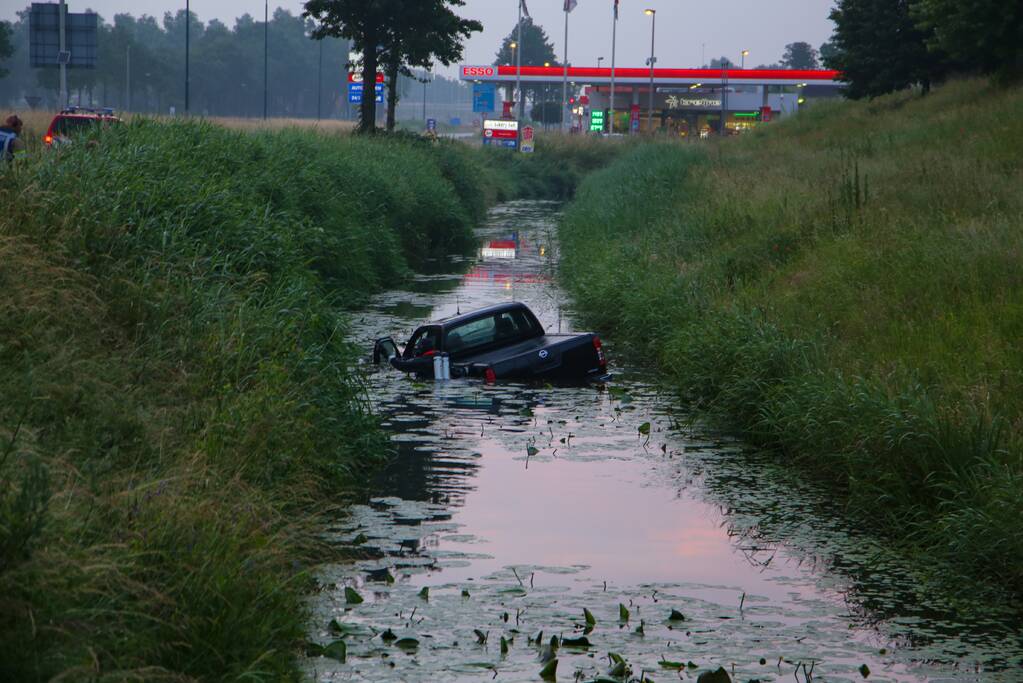 Persoon gered uit te water geraakte auto