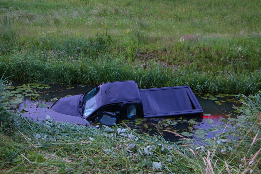 Persoon gered uit te water geraakte auto