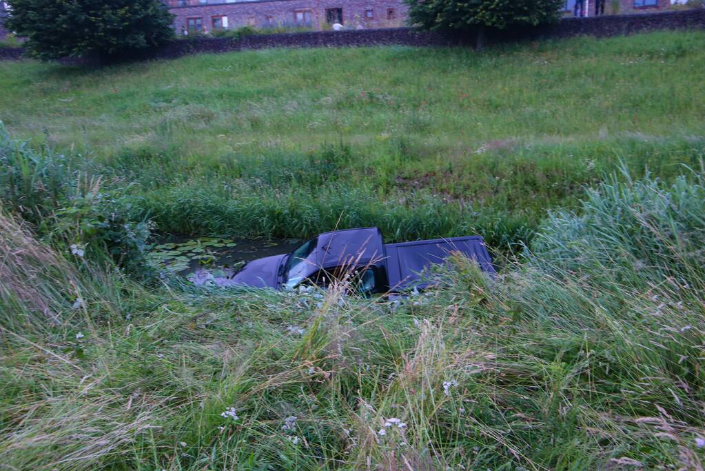 Persoon gered uit te water geraakte auto