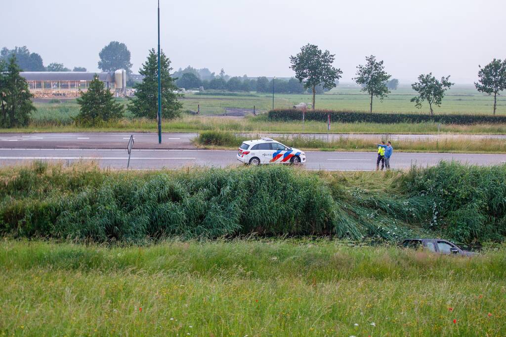 Persoon gered uit te water geraakte auto