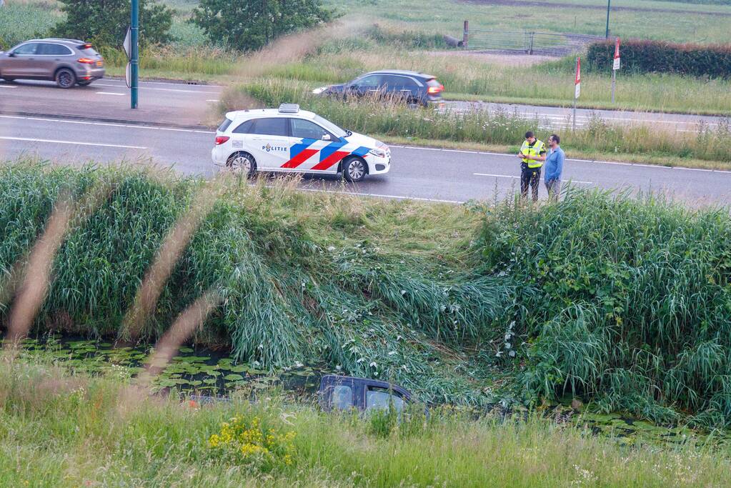 Persoon gered uit te water geraakte auto