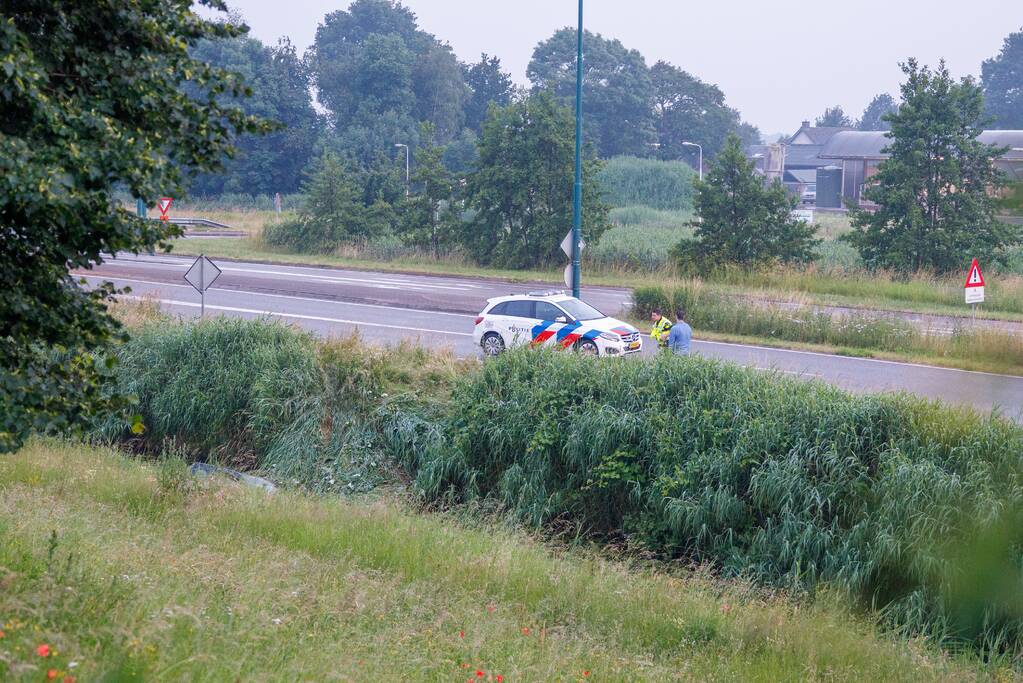 Persoon gered uit te water geraakte auto