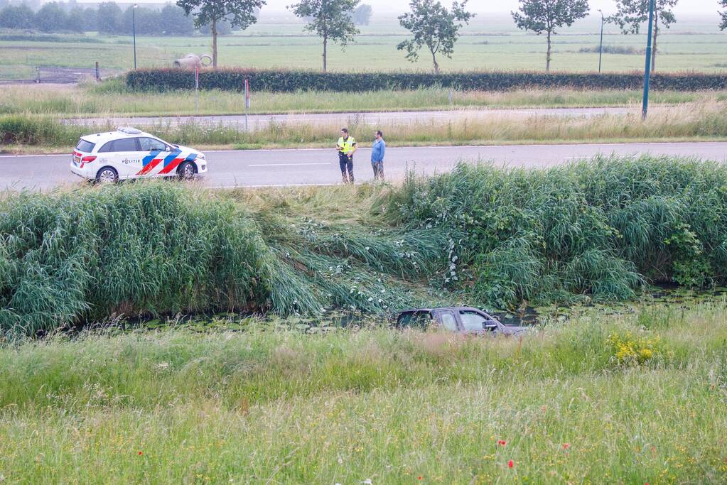 Persoon gered uit te water geraakte auto