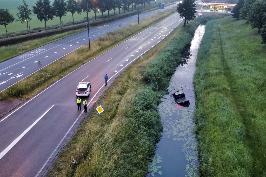 Persoon gered uit te water geraakte auto