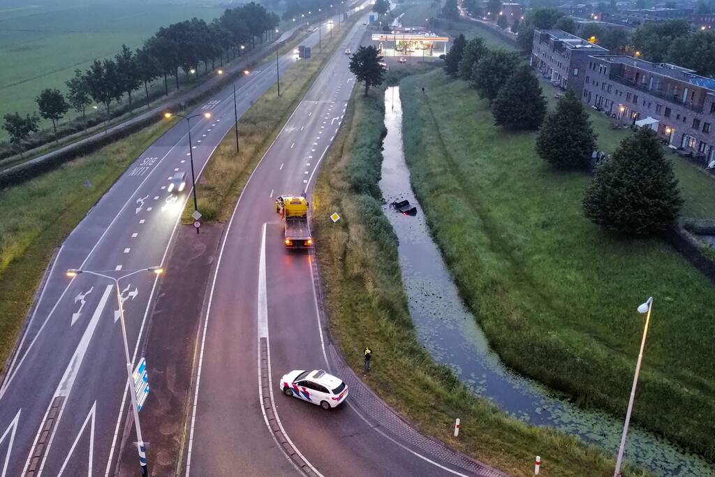 Persoon gered uit te water geraakte auto