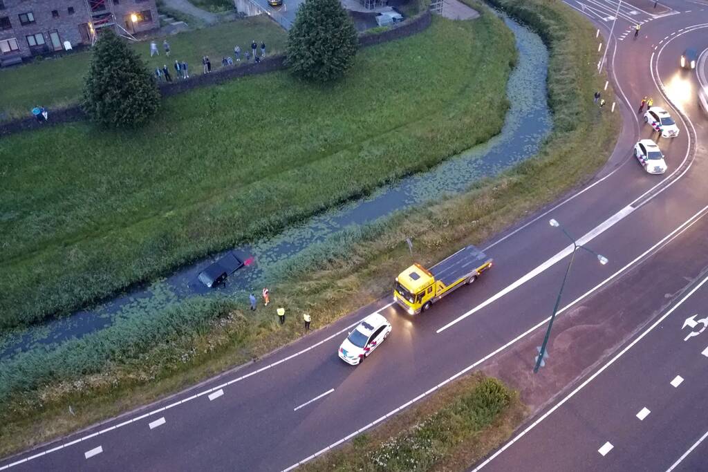 Persoon gered uit te water geraakte auto