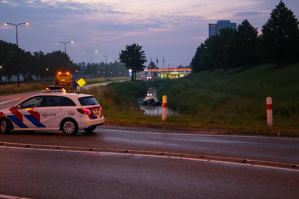 Persoon gered uit te water geraakte auto