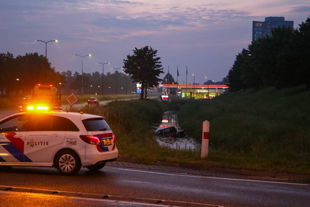 Persoon gered uit te water geraakte auto