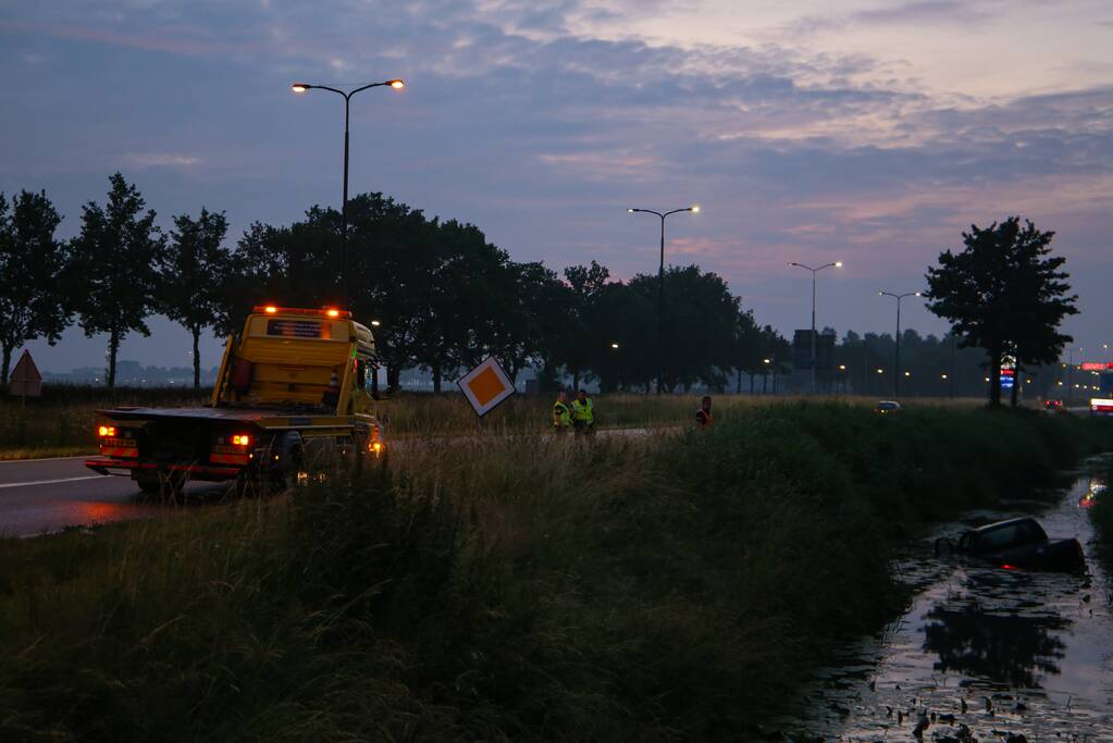 Persoon gered uit te water geraakte auto