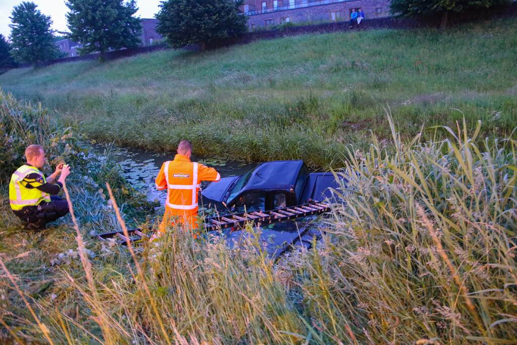 Persoon gered uit te water geraakte auto