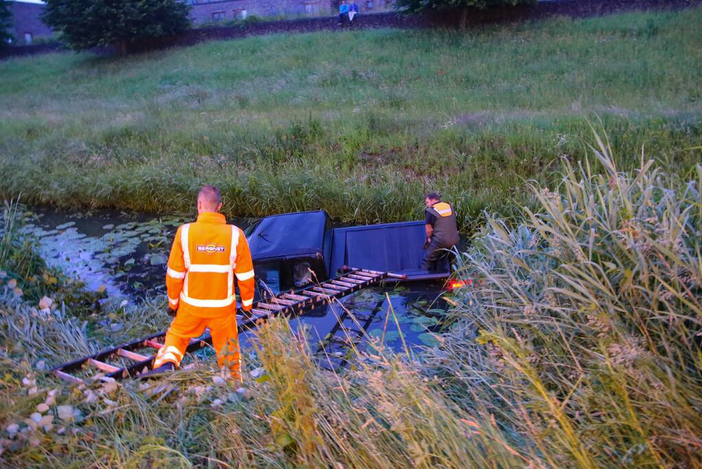 Persoon gered uit te water geraakte auto