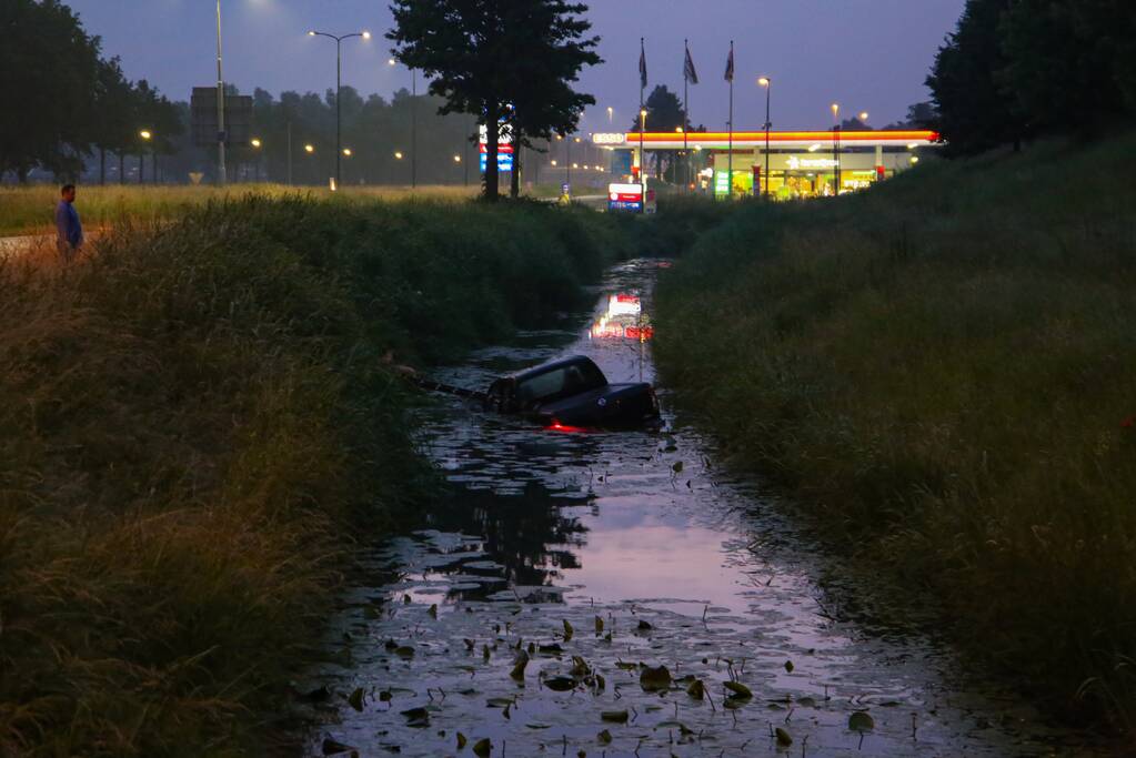 Persoon gered uit te water geraakte auto