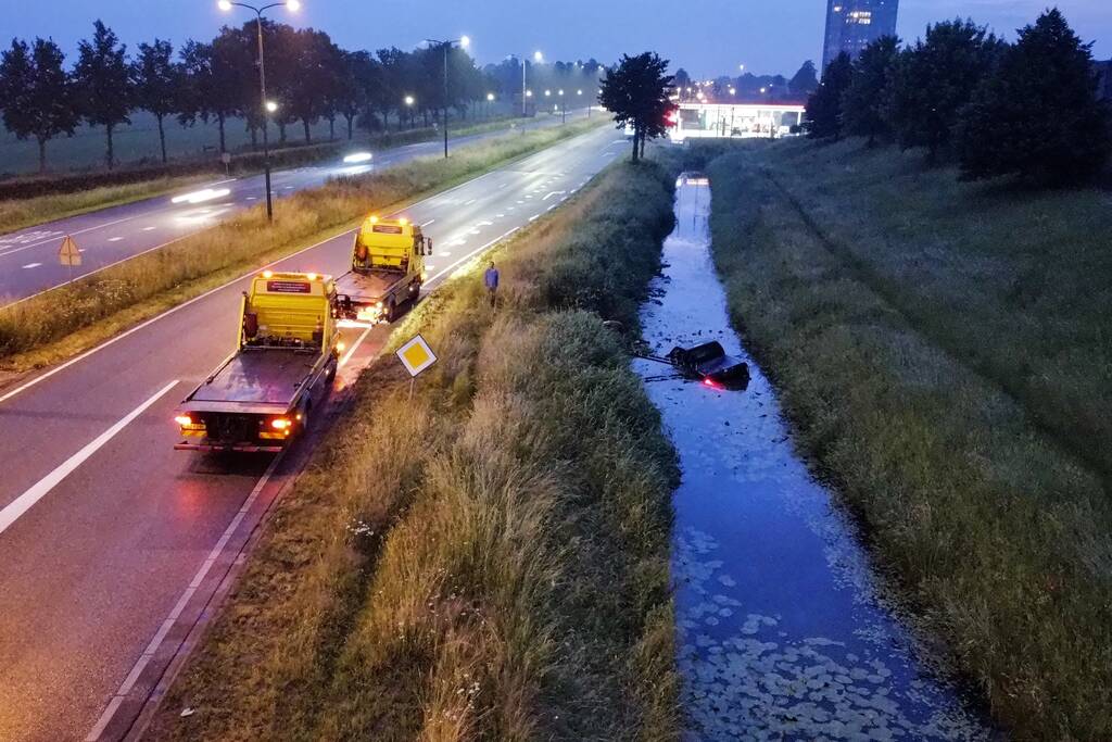 Persoon gered uit te water geraakte auto