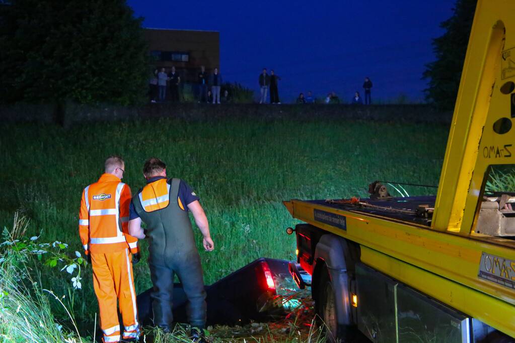 Persoon gered uit te water geraakte auto