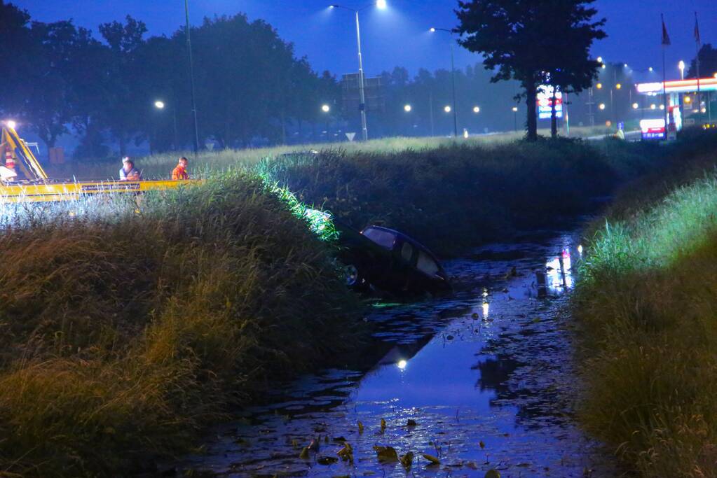 Persoon gered uit te water geraakte auto