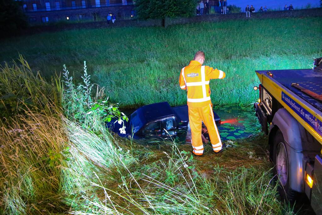 Persoon gered uit te water geraakte auto
