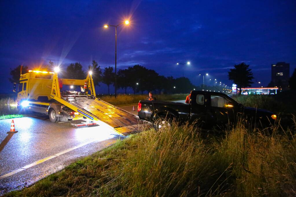 Persoon gered uit te water geraakte auto