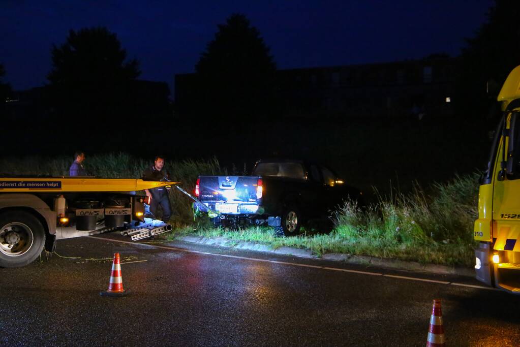 Persoon gered uit te water geraakte auto