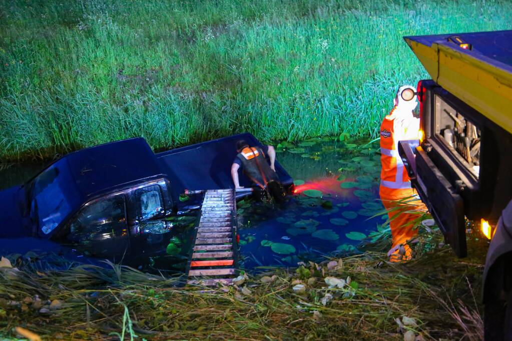 Persoon gered uit te water geraakte auto