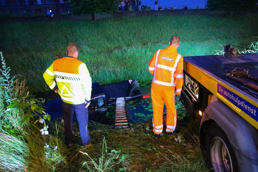 Persoon gered uit te water geraakte auto