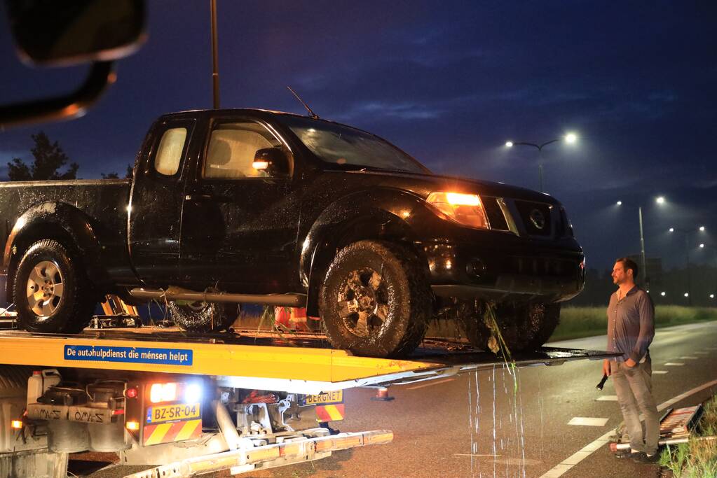 Persoon gered uit te water geraakte auto