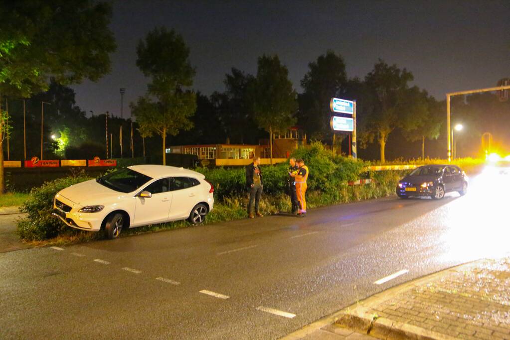 Bestuurder verliest macht over het stuur en belandt met auto in struiken