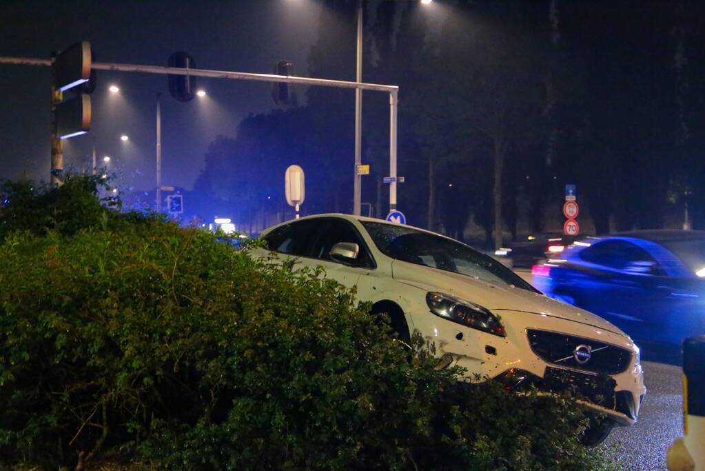 Bestuurder verliest macht over het stuur en belandt met auto in struiken