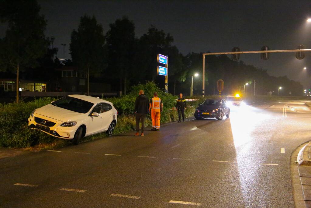 Bestuurder verliest macht over het stuur en belandt met auto in struiken