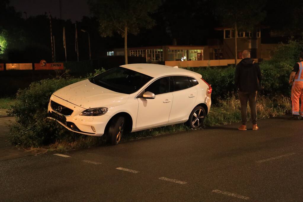 Bestuurder verliest macht over het stuur en belandt met auto in struiken