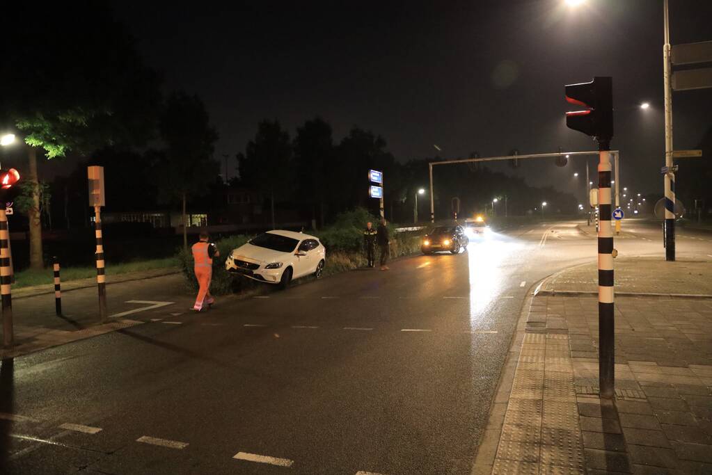 Bestuurder verliest macht over het stuur en belandt met auto in struiken