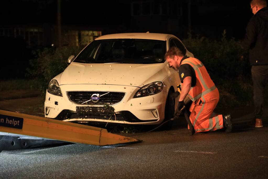 Bestuurder verliest macht over het stuur en belandt met auto in struiken