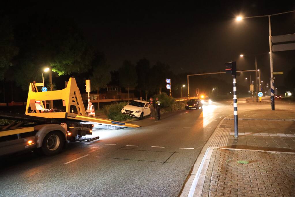 Bestuurder verliest macht over het stuur en belandt met auto in struiken